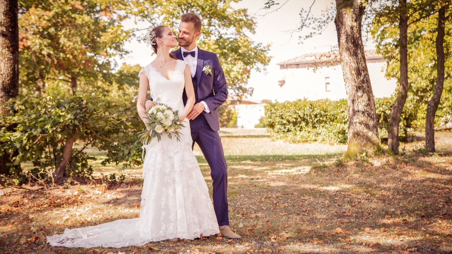 jeunes mariés amoureux  pendant la séance de couple dans le parc du prestigieux château de leur mariage bucolique près de Grenoble