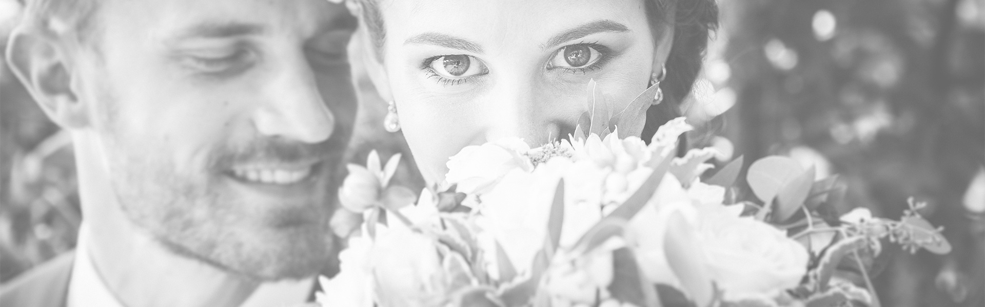 regard d'une jeune mariée et son époux pendant la séance de photos de couple de leur mariage